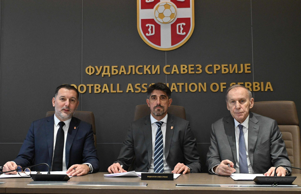 Branko Radujko, Veljko Paunović i Dragan Džajić na potpisivanju ugovora