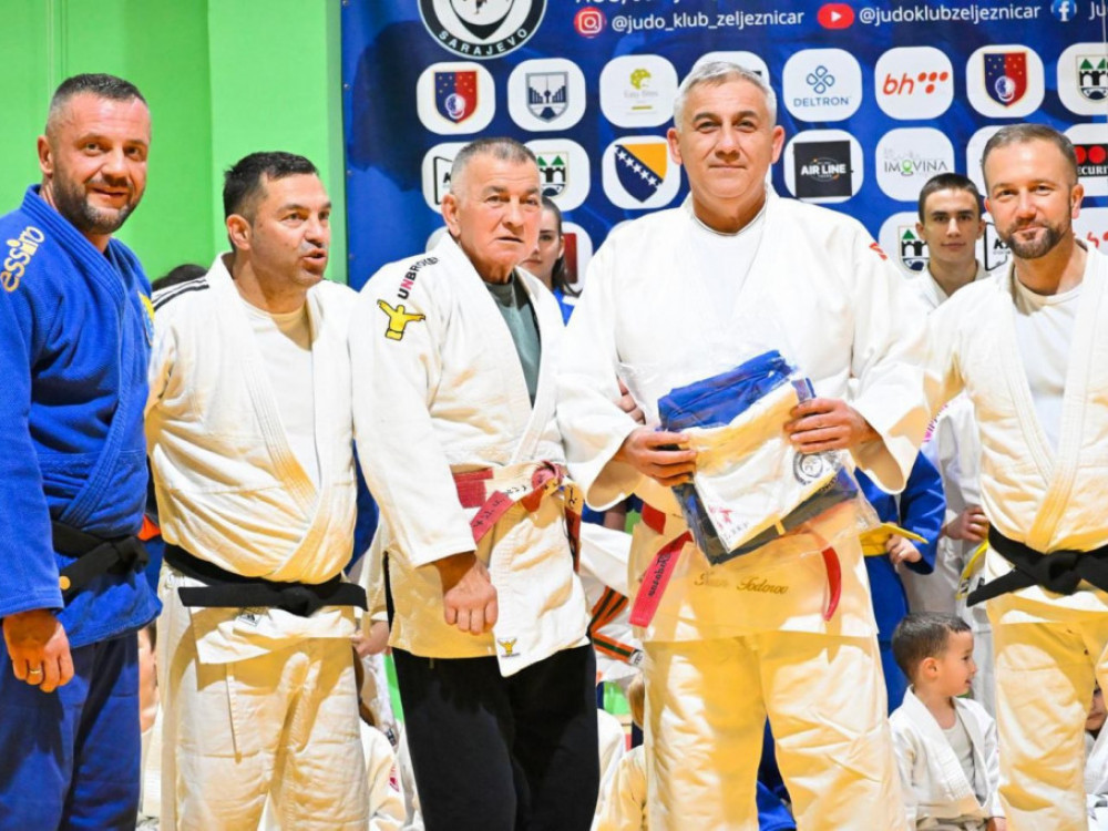 Ivan Todorov sa domaćinima iz Železničara