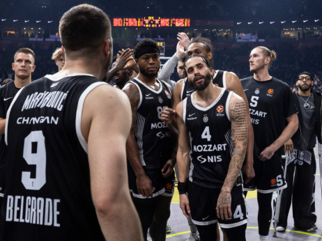 (VIDEO) Samo je Marinković ČASNO stao pred "kop": Navijači skandirali Obradoviću, a košarkaši...