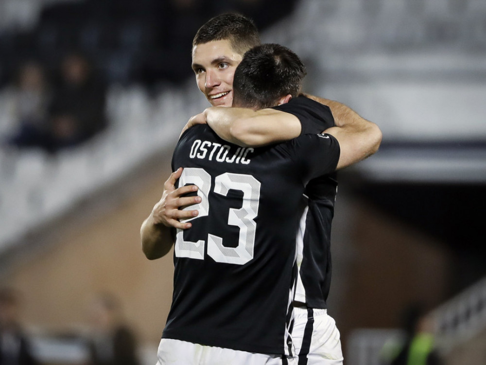 Bojan Ostojić i Nikola Milenković u zagrljaju