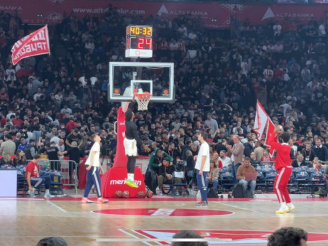 (VIDEO) Zvezda uskoro dobija još jednog centra: Izundu zakucava pred Barselonu, ali još ne igra