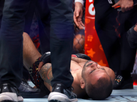 (VIDEO) Kakav način da se izgubi UFC titula... Pantoža polomio ruku 20 sekundi unutar borbe