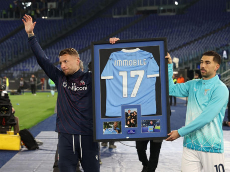 (FOTO) Navijači Lacija na meču sa Bolonjom rasplakali legendarnog napadača