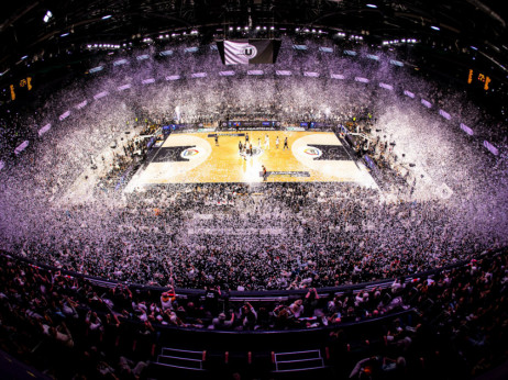 (VIDEO) Spektakularna koreografija navijača Kluža na meču sa Partizanom: Rumuni zasuli parket konfetama!