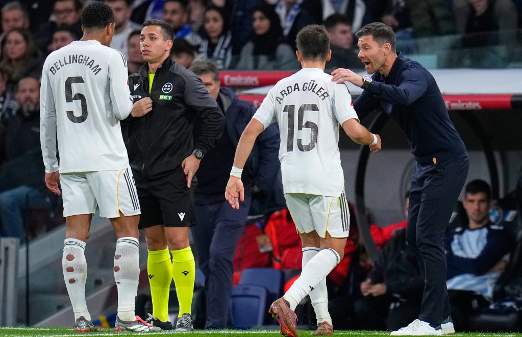 Ćabi Alonso daje savet Ardi Guleru