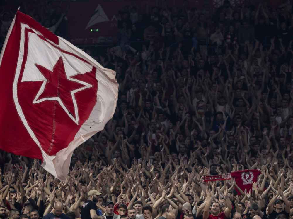 Koreografija navijača KK Crvena zvezda, kojima sleduje deo karata u meču Evrolige sa Partizanom