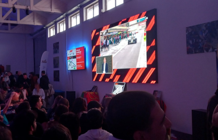 Komentator TV Arena sport Pavle Živković se gleda s pažnjom