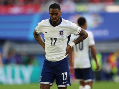 (VIDEO) Reprezentativac Engleske priveden posle tuče u baru: Navijaču polomio nos "zbog selfija"