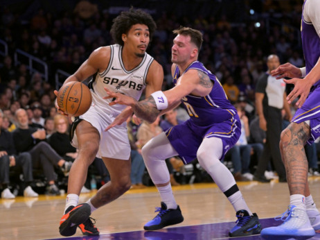 (VIDEO) Dončić briljirao, Lebron na ivici tripl-dabla: Na kraju Sparsi izbacili Lejkerse iz NBA Kupa