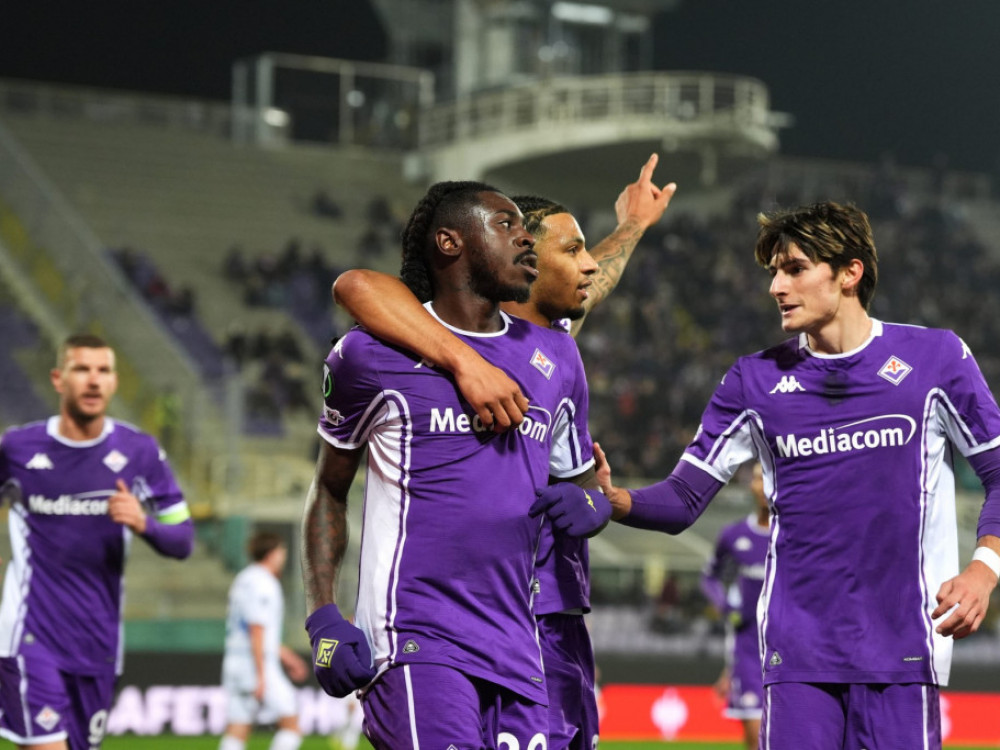 Mojze Kin slavi pogodak sa svojim saigračima