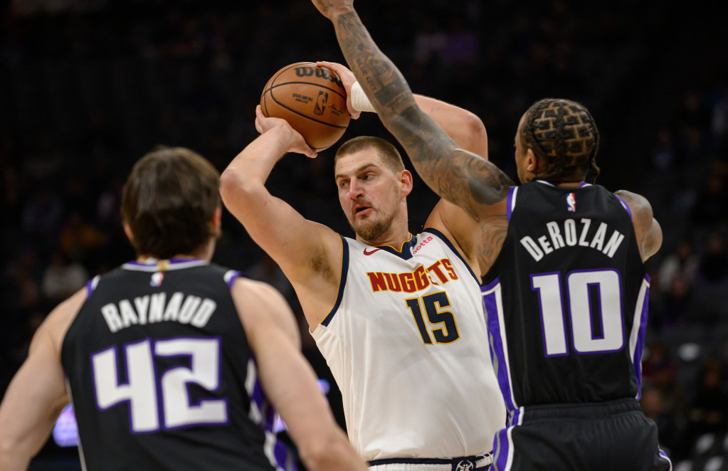 Jokić okružen protivnicima