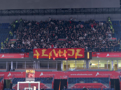 (FOTO) Delije popunile severnu tribinu pred "večiti derbi": Stanje u Beogradskoj areni se zahuktava
