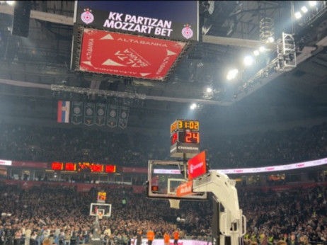 (VIDEO) Ceo svet pomno iščekuje "večiti derbi": Beogradska arena je puna - pola sata pred početak