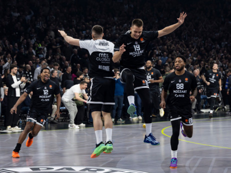 (VIDEO) "Večiti" ušli na teren: Crveno-beli izviždani, a glavna tema i dalje Željko Obradović