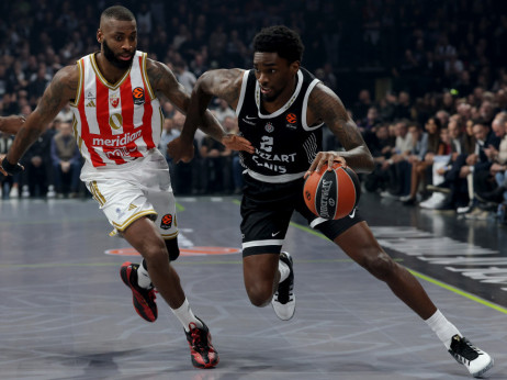 (UŽIVO) Partizan - Crvena zvezda: Počeo spektakl u Beogradskoj areni, dosta nervoze na početku meča sa obe strane