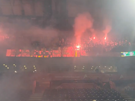 (VIDEO) Delije "zapalile" Arenu posle poraza: Topovski udari, baklje... dvorana u dimu!