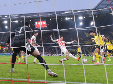 Holerov evrogol i Belingemov crveni karton koštali Borusiju pobede: Frajburg kod kuće sačuvao bod