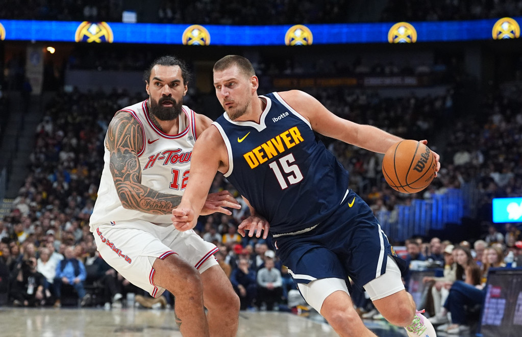 Nikola Jokić u duelu sa Stivenom Adamsom