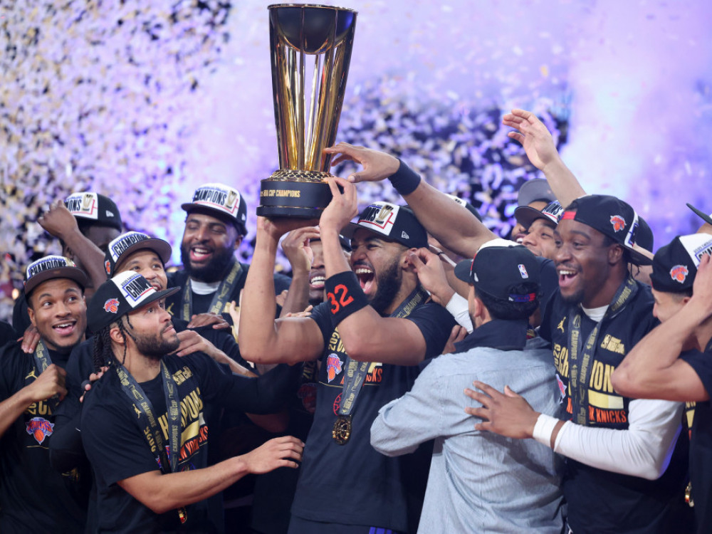 Košarkaši Njujorka sa trofejom NBA Kupa