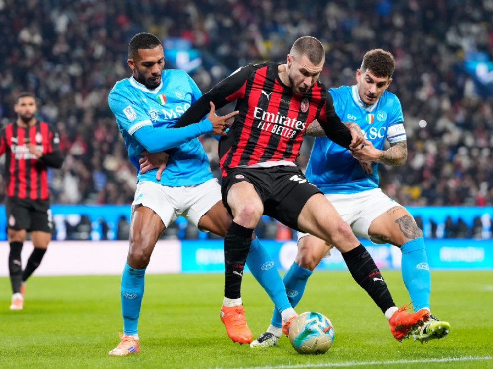 Strahinja Pavlović u duelu sa igračima Napolija