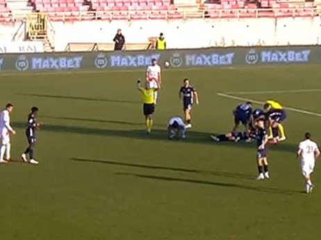 (VIDEO) Strahovit sudar glavama na Čairu: Kneževića sa terena odvezla kola Hitne pomoći