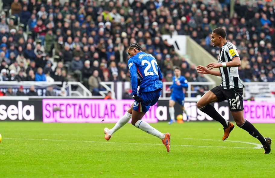 Žoao Pedro postiže gol za Čelsi