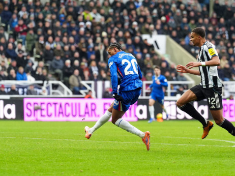 (VIDEO) Žoao Pedro spektakularnim driblingom glavom i golom spasio Čelsi na "Sent Džejms Parku"