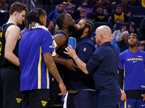 (VIDEO) Drejmond Grin "ludovao" na parketu, pa zaradio isključenje: Stiv Ker se žalio na konferenciji!