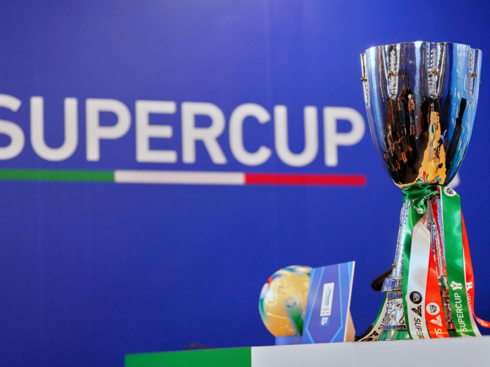 Trofej Superkupa Italije, za koji se bore fudbaleri Napolija i Bolonje