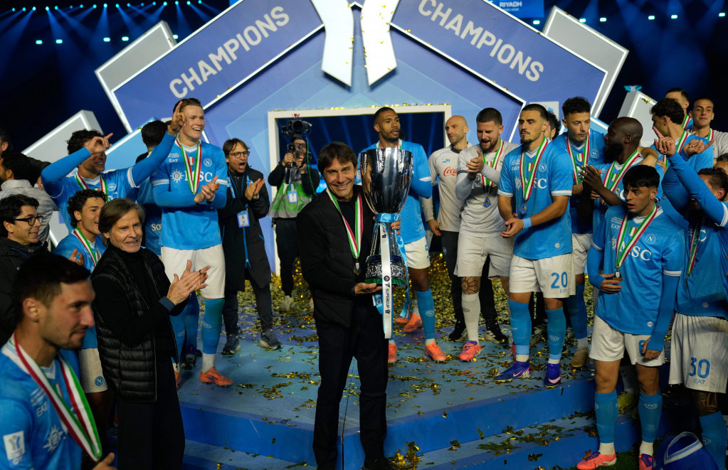 Antonio Konte sa novim trofejem u Napoliju