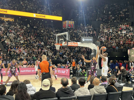 (UŽIVO/VIDEO) Pariz - Crvena zvezda: Mali zaostatak Beograđana na poluvremenu, bilo je i -14!