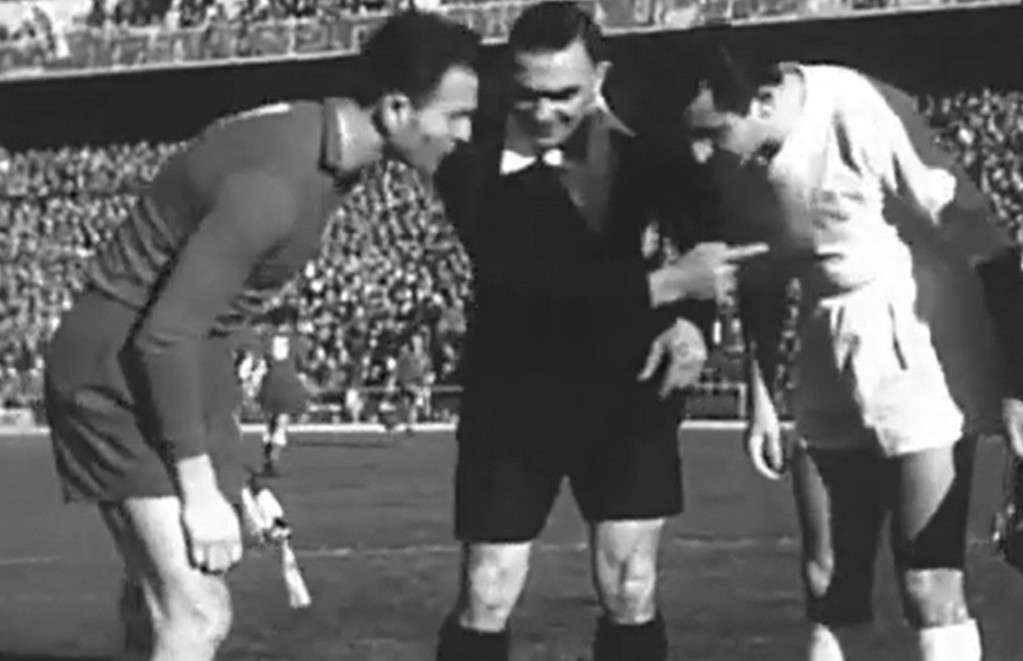 Sudija Eduar Harzi sa kapitenima Miguelom Munjozom i Stjepanom Bobekom