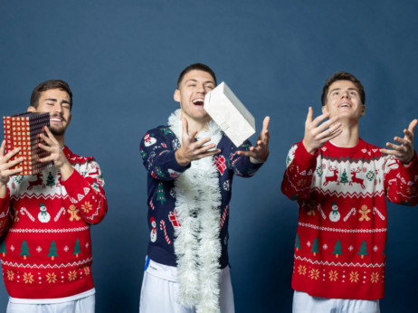 Novogodišnja čarolija u plavo-belom: Železničar daruje navijače