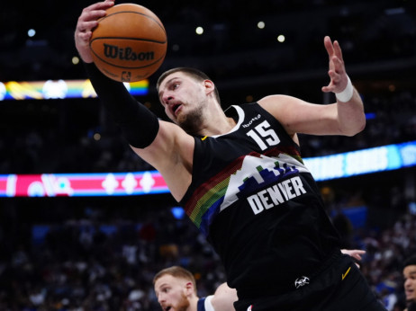 (VIDEO) Drama na liniji slobodnih bacanja: Edvards u “klinču” sa Nikolom Jokićem