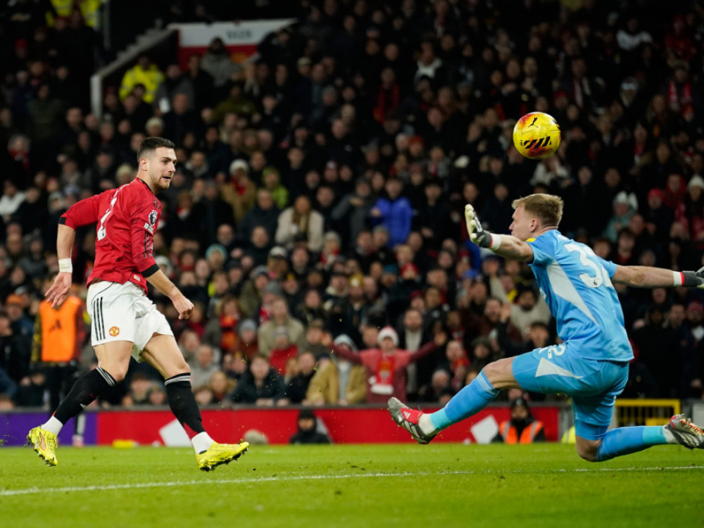 Diogo Dalot promašuje gol