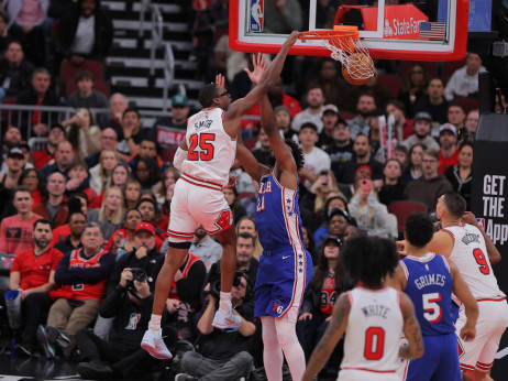 (VIDEO) Prekucao Embida: Strašan potez Džejlena Smita