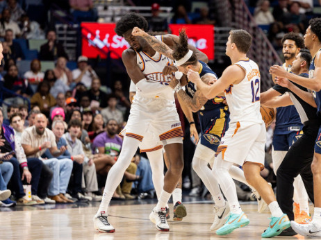 (VIDEO) NBA kao nekada: Kroše Alvarada pravo u bradu Vilijamsa