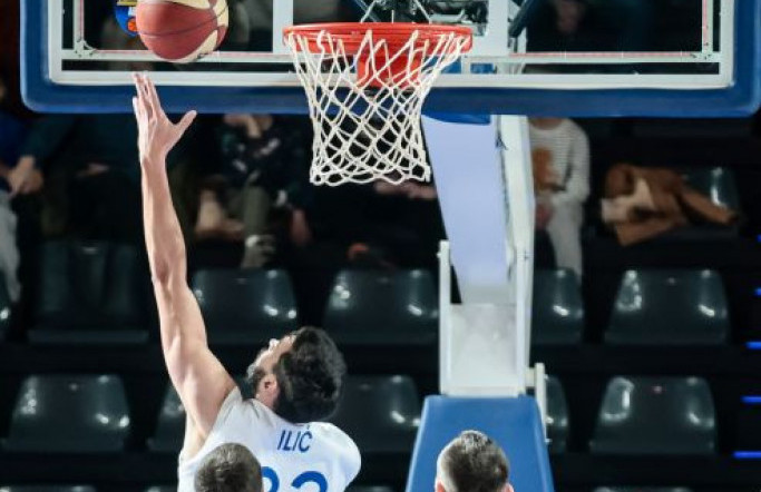 Dalibor Ilić postiže koš za Spartak