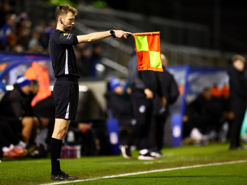 Linijski sudija signalizira ofsajd poziciju fudbalera