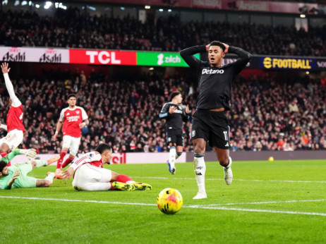 Arsenal gazi, Arsenal hoće titulu, Arsenal pleni...: Junajtedu samo bod