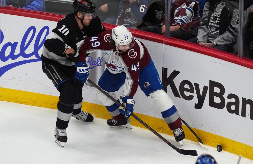 Semjuel Žirar (Kolorado) u duelu sa Korej Perijem (LA Kings)