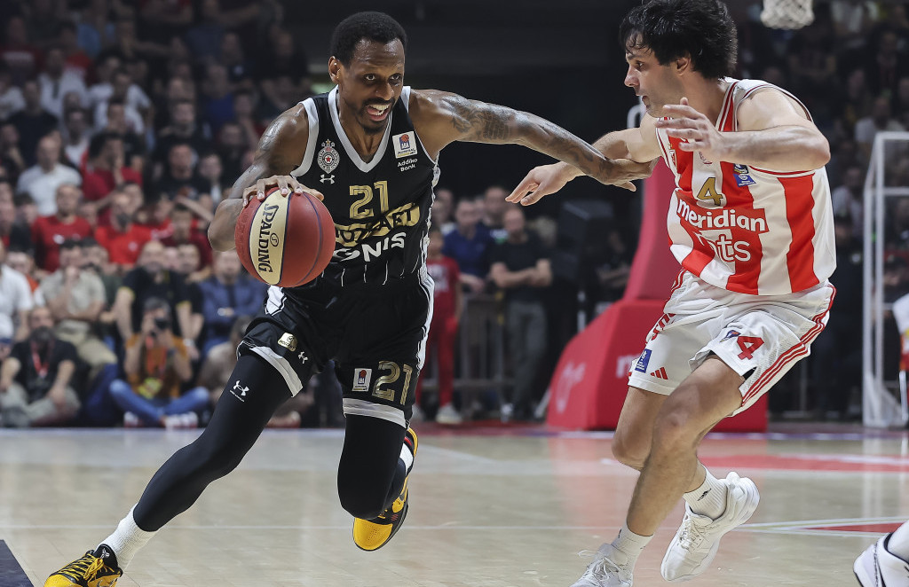 Džejms Naneli u duelu sa Milošem Teodosićem