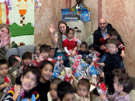 Čukarički posetio decu u Zvečanskoj i donirao novogodišnje poklone