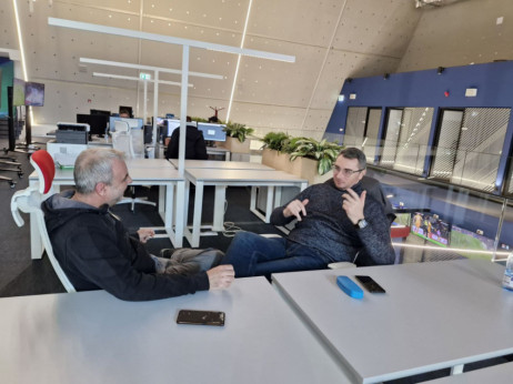 Loptu zamenio novinarstvom: Kako Mile Ilić, bivši NBA košarkaš osvaja svet čuvenim podkastom "Jao Mile"