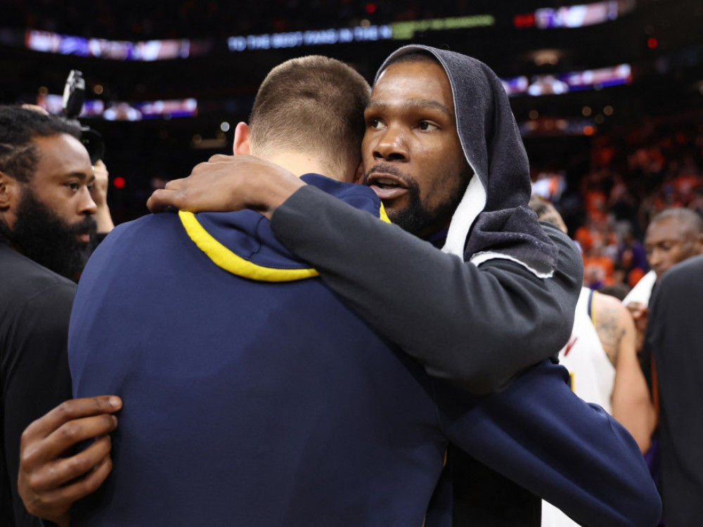 Kevin Durent, košarkaš Hjustona, grli Denverovog asa Nikolu Jokića