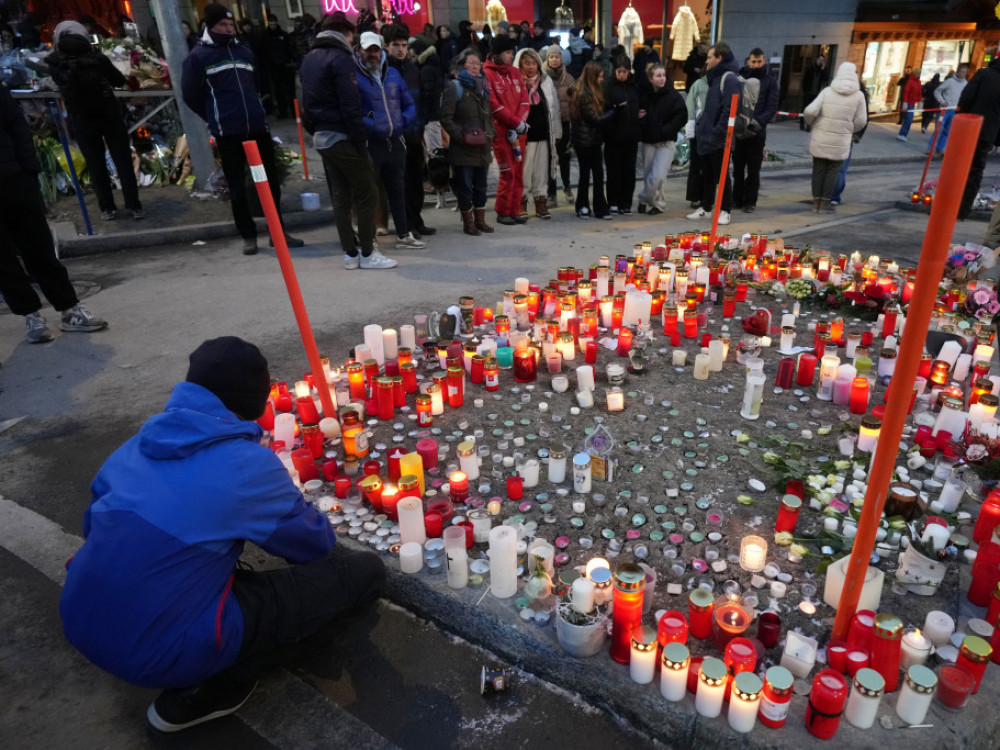 Građani pale sveće za stradale