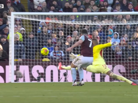 (VIDEO) Izašao na 40m od gola, pa stigla kazna: Šta li je ovo pokušao Džon Viktor?