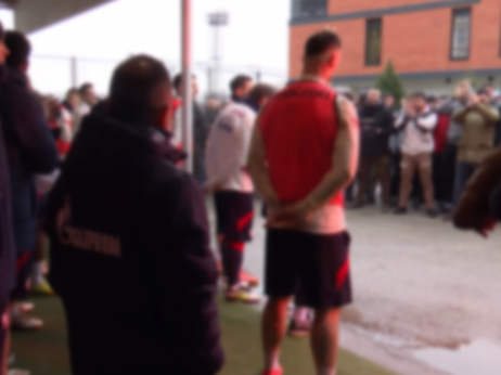 (VIDEO) Na prozivci i navijači Zvezde: Bakljada i pesma Delija za srećan put u Antaliju