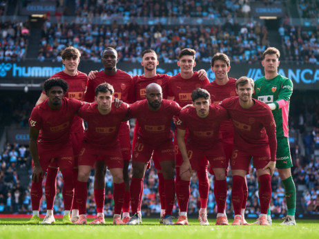 (VIDEO) Gnevni navijači Valensije napali svoje fudbalere: Slomljeno staklo