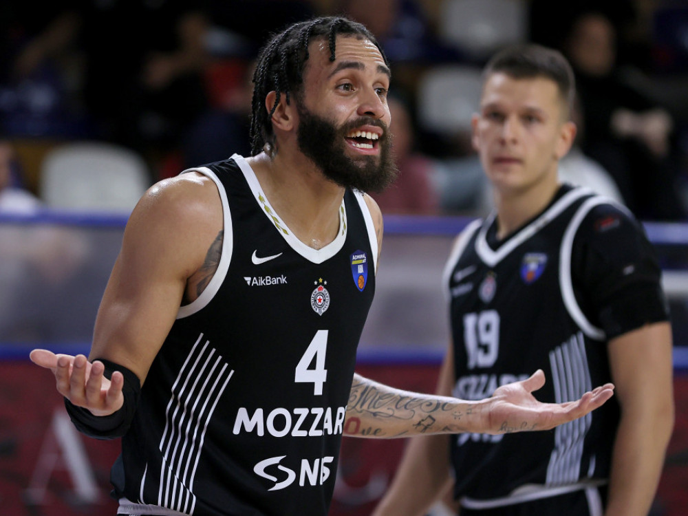 Dvejn Vašington na izlaznim vratima kluba iz Humske?